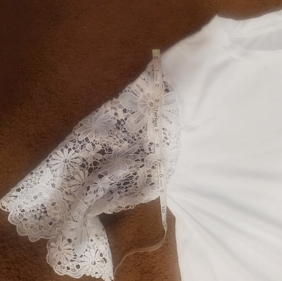 White tunic blouse. Size XL. Made of 95% polyester & 5% spandex. - Picture 7 of 9